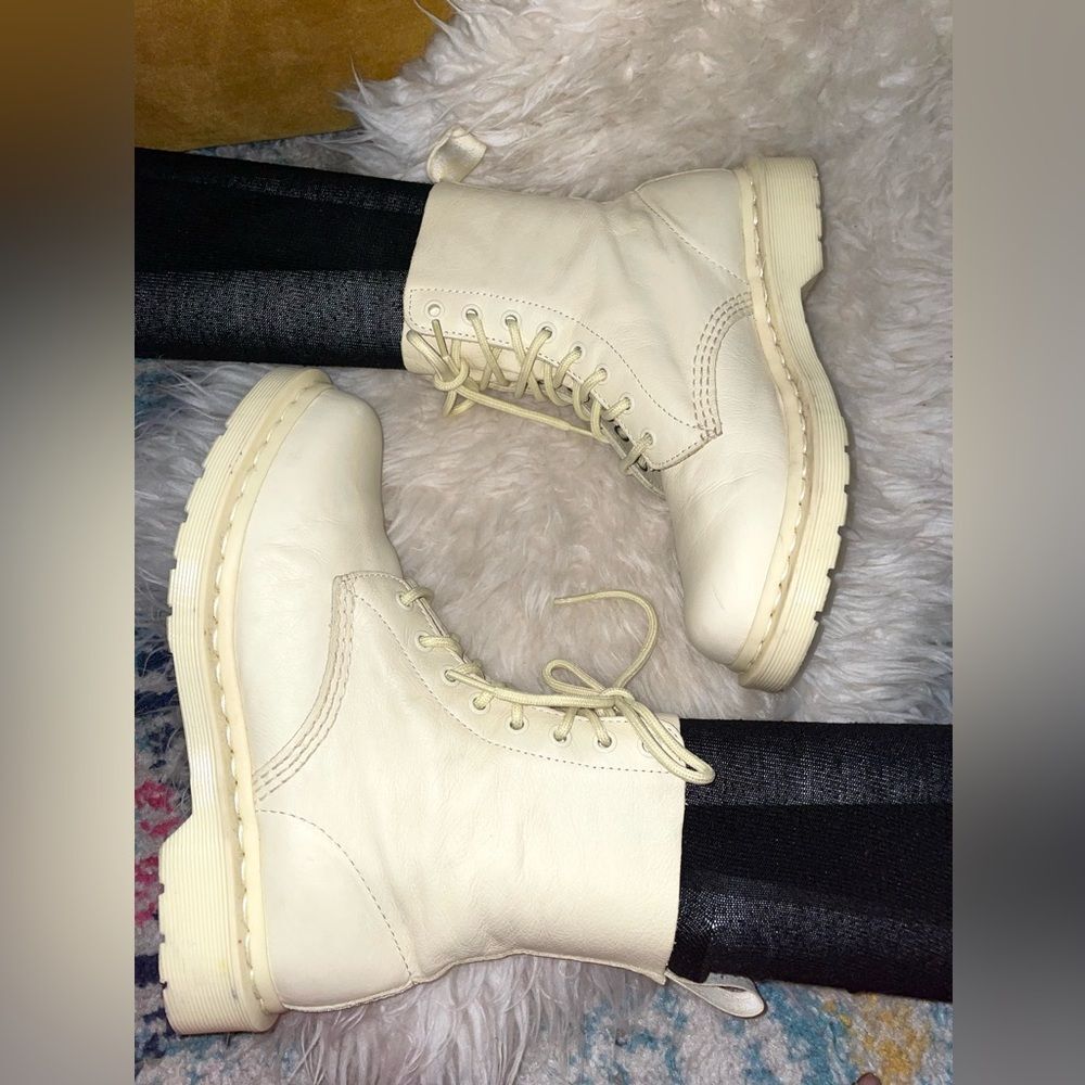 Dr. Martens Women's 1460 Pascal Mono Boot Cream Size 8 UK 6 EUC - Picture 5 of 8